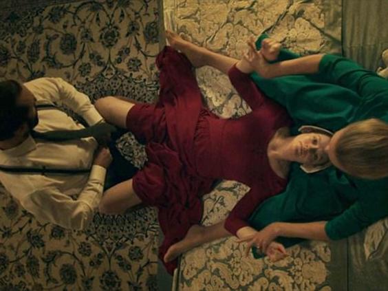 the-handmaids-tale-elisabeth-moss-1